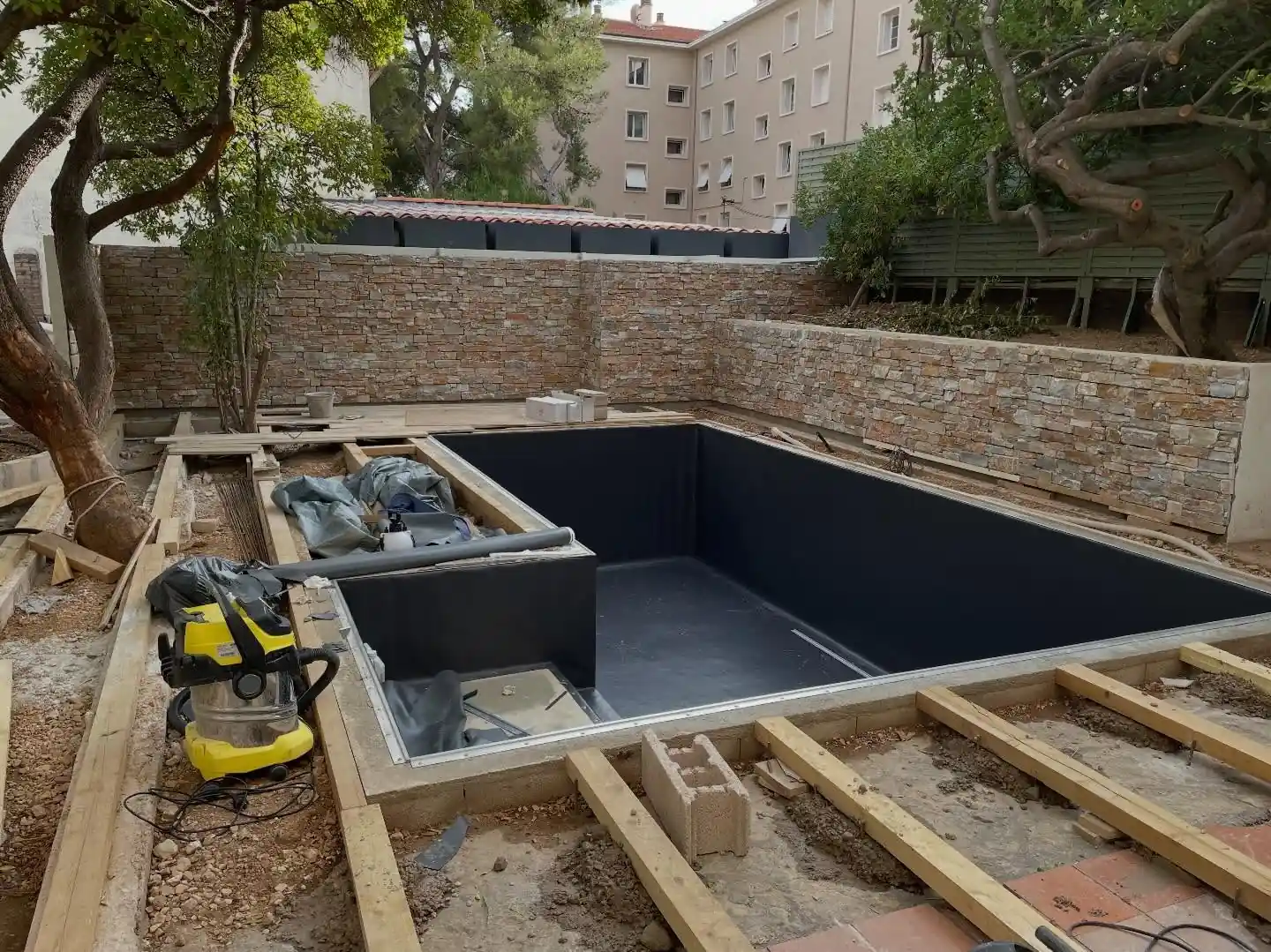 Création piscine sur mesure à Toulon - projet extérieur clé en main
