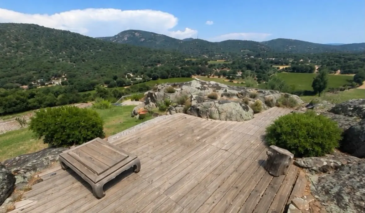 Avant travaux : l'ancienne terrasse en bois face au panorama sur les collines