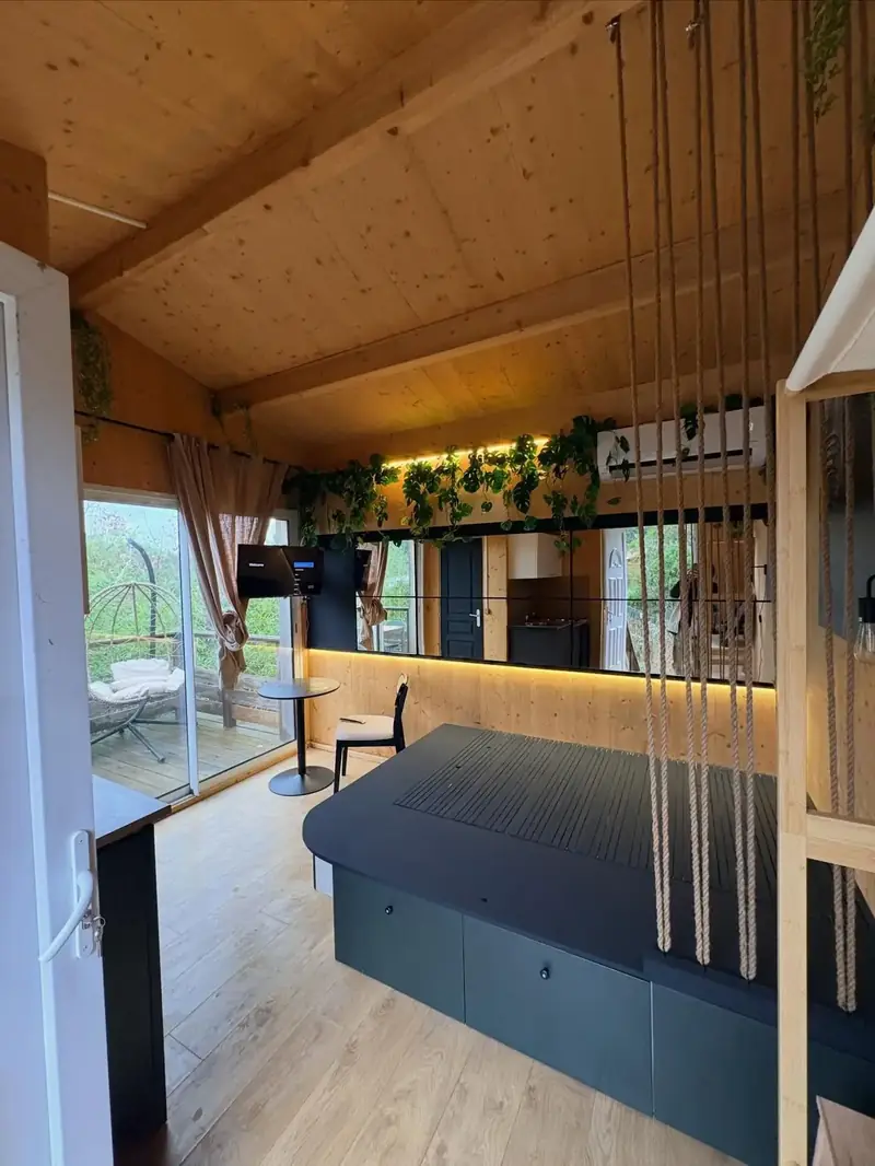 Rénovation salle à manger studio Airbnb à Bagnols-en-Forêt - L'Atelier du Golfe