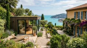 Studio de jardin moderne près d’une villa méditerranéenne, avec vue sur la Côte d’Azur.